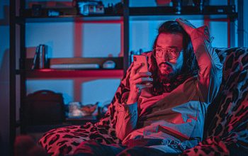 Kako pratiti vijesti bez stresa i informacijskog preopterećenja