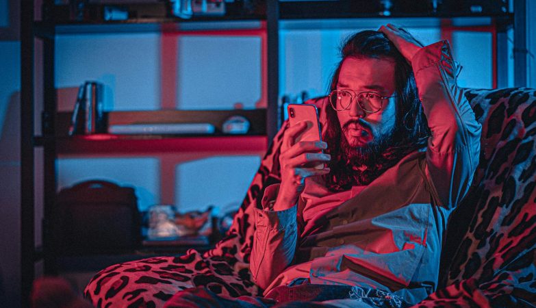 Kako pratiti vijesti bez stresa i informacijskog preopterećenja